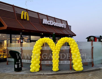 Balonowa dekoracja na otwarcie McDonald's.