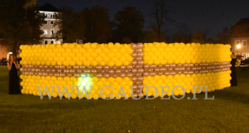 Samochód zasłonięty balonową ścianą.