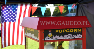 Popcorn na pikniku w klimatach amerykańskich.