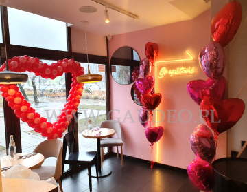 Balony na walentynki w restauracji.