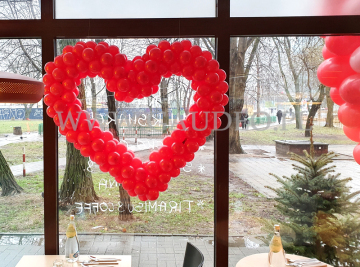 Balonowe serce z małych baloników.