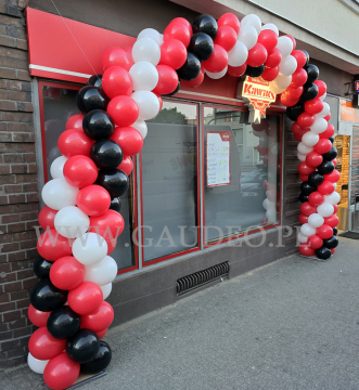 Łuk balonowy przed sklepem Kawiks.