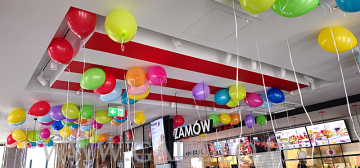 Balony helowe jako dekoracja ważnego dnia otwarcia.