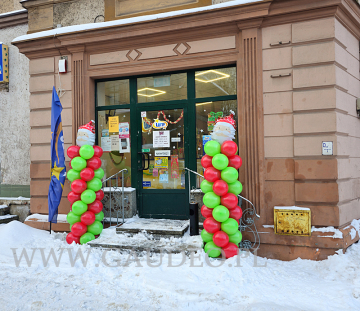 Kolumny z balonów w Głuszycy.