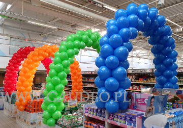 Balony nad ekspozycją towaru firmy Procter & Gamble.