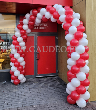 Brama balonowa jako dekoracja wejścia do nowej restauracji.