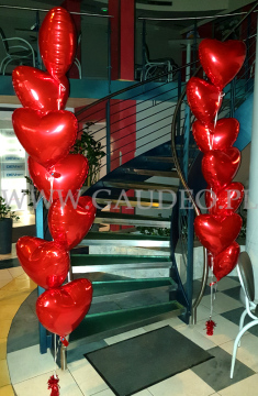 Balony z helem jako dekoracja cukierni we Wrocławiu.