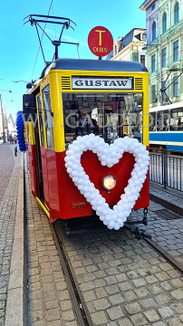 Balony na walentynki jako dekoracja tramwaju.