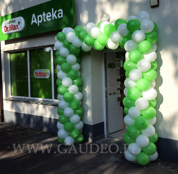 Brama balonowa jako dekoracja wejścia do apteki.