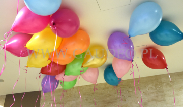 Balony helowe pod sufitem.