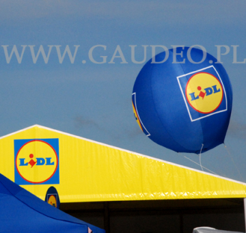 Trzymetrowy balon helowy na pikniku w Tarnowie Podgórnym.