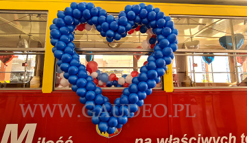 Balonowe serce jako dekoracja tramwaju.