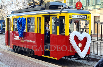 Balonowe serca na tramwaju.