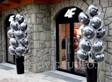 Balony w balonie jako dekoracja na otwarcie sklepu.