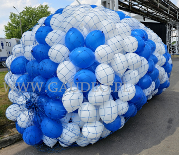 Siatka z balonami helowymi.
