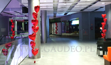 Balony serca z helem na walentynki w Sky Tower.