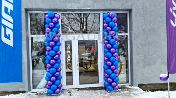 Balonowe kolumny na otwarcie sklepu rowerowego.