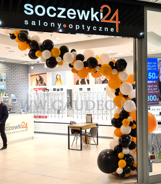 Girlanda z balonów jako dekoracja wejścia.