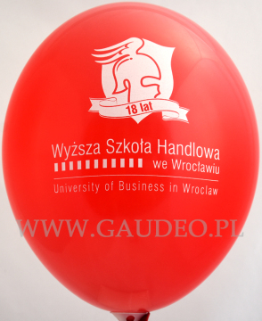 Logo WSH nadrukowane na balonie.