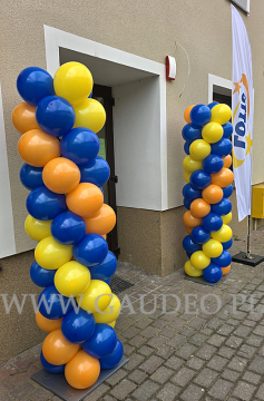 Kolumny balonowe jako dekoracja wejścia.