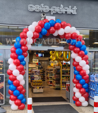 Brama z balonów jako dekoracja wejścia.