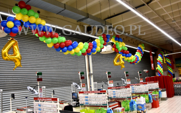 Balonowa dekoracja na 4 urodziny Auchan.