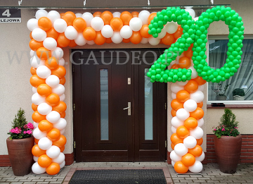 Girlanda balonowa jako dekoracja wejścia.