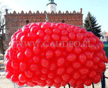Balony helowe w siatce.