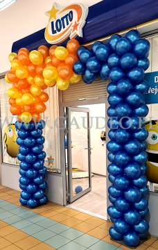 Brama balonowa przed wejściem do kolektury lotto.