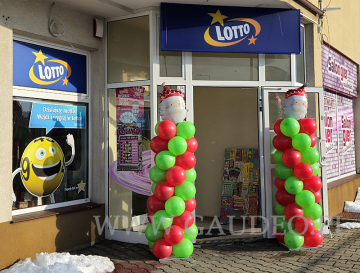 Kolumny z balonów jako dekoracja wejścia.