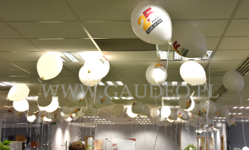 Balony helowe w biurze.