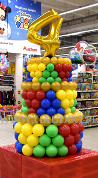 Urodzinowy tort balonowy.