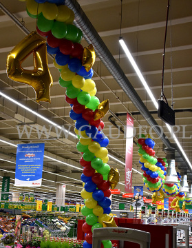 Hipermarket Auchan udekorowany balonami.