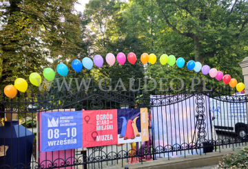 Kolorowe balony helowe ułożone w łuk.
