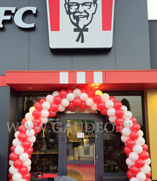 Brama balonowa przed restauracją KFC.