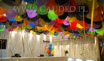 Balony helowe w biurze w Warszawie.