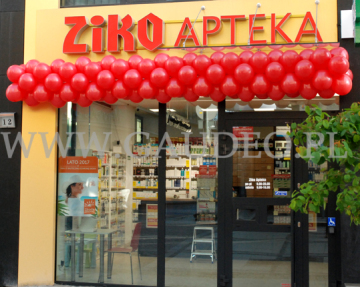 Girlanda balonowa jako dekoracja wejścia.