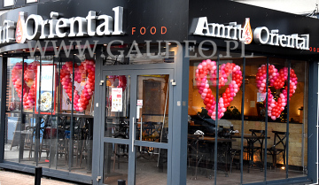 Restauracja Amrit w Warszawie udekorowana balonowymi sercami.