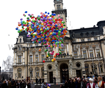 Balony helowe wznoszą się ponad Rynkiem.