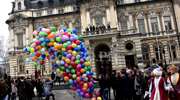 Balony z helem wylatują z siatki.