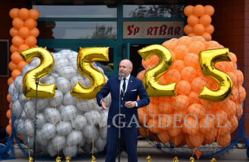 Balony z helem gotowe do wypuszczania.