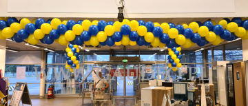 Wejście do Makro udekorowane balonami.