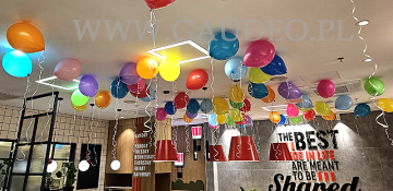 Balony helowe jako dekoracja w restauracji.