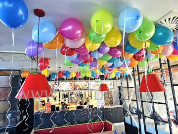 Balony helowe na otwarcie restauracji KFC.