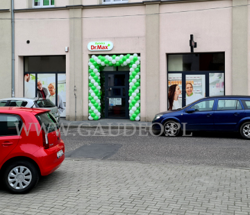 Zielono-biała brama balonowa.