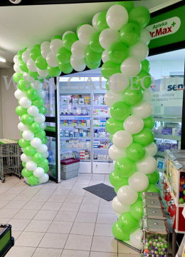 Zielono-biała brama z balonów.
