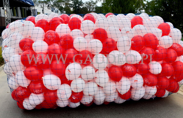 Balony przygotowane do zrzucania czekają na przyjazd podnośnika.