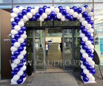 Brama balonów na pierwsze urodziny salonu Hyundai.