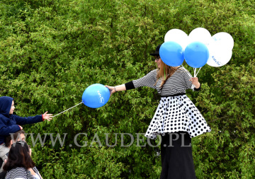 Balony z nadrukiem w czasie rozdawania.