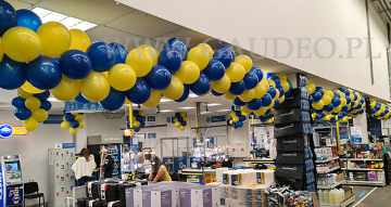 Girlanda z balonów jako dekoracja w markecie budowlanym.